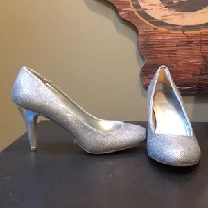 Silver metallic pumps